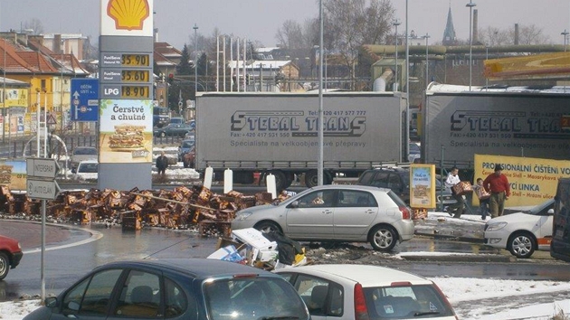 Ne k nehod staila dorazit policie, stihli ást pepravek s pivem rozkrást