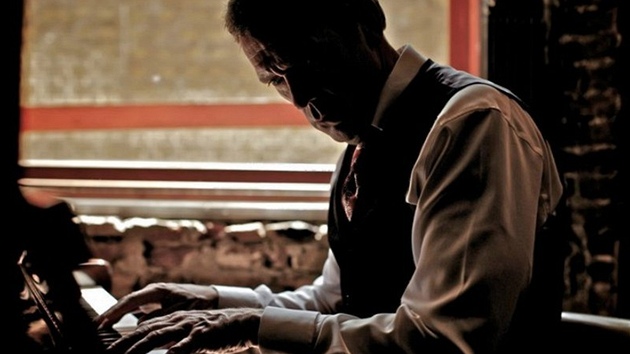 Herec Hugh Laurie rozvíjí paralelní kariéru jako pianista a zpěvák.