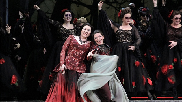 Z inscenace opery Giuseppa Verdiho Don Carlo v praskm Nrodnm divadle