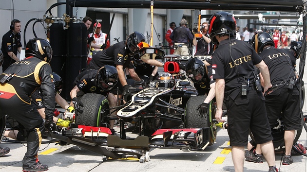 Lotus Kimiho Räikkönena v péi mechanik bhem tréninku na Velkou cenu Malajsie