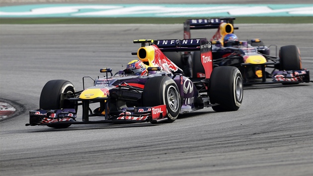 Sebastian Vettel vede ped Markem Webberem ve Velk cen Malajsie.