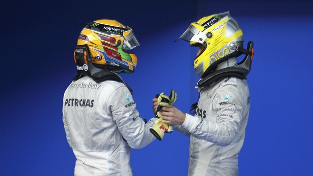 Lewis Hamilton a Nico Rosberg z Mercedesu v cli Velk ceny Malajsie.