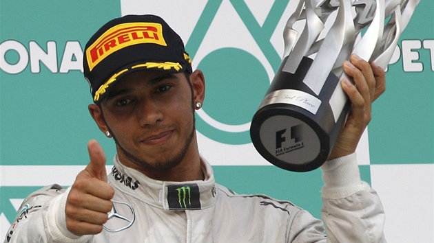Lewis Hamilton slav tet msto ve Velk cen Malajsie.