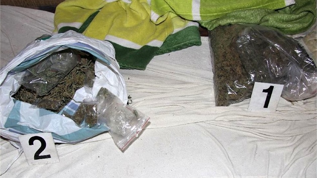 Policist nali u bratr drogy v hodnot vce ne 250 tisc korun.