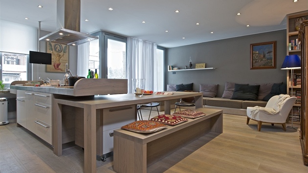 Centrum seversky pojatho bytu je soustedno do velkho prostoru uvanho jako kuchy, jdelna i obvac pokoj.
