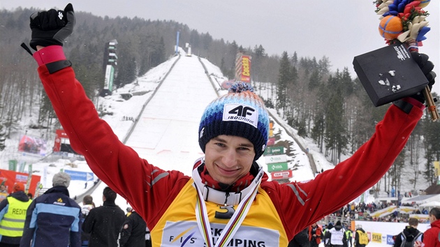 NSTUPCE MALYSZE. Polk Kamil Stoch skonil tet v celkovm hodnocen Svtovho pohru a dal tak vzpomenout na legendrnho krajana Adama Malysze.