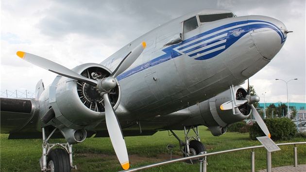 Letoun DC-3 "Dakota" v barvch SA na ruzyskm letiti