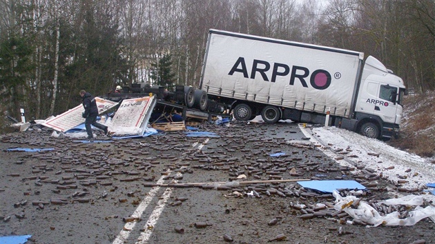 Po nehod kamionu u Dolnho andova silnici zasypaly przdn pivn lahve.