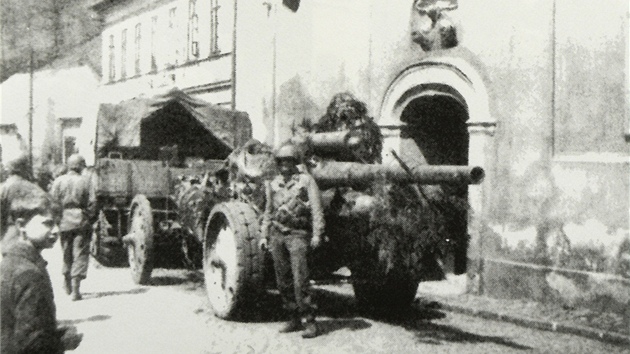 Americk armda v kvtnu 1945 ped kostelem v Hornm Slavkov.