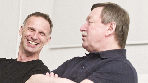 Dominik Hašek (vlevo) a Vladimír Martinec během besedy v Pardubicích.