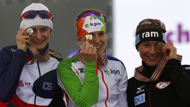 TI NEJLEP. Martina Sblkov (vpravo) bere na MS rychlobruslaek v Soi stbro z trati 3 000 metr. Uprosted zlat Ireen Wstov a vpravo bronzov Claudia Pechsteinov.