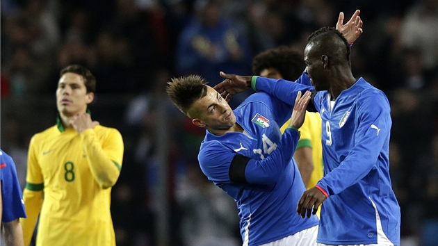 Mario Balotelli (vpravo) a Stephan El Shaarawy z Itálie slaví gól prvního