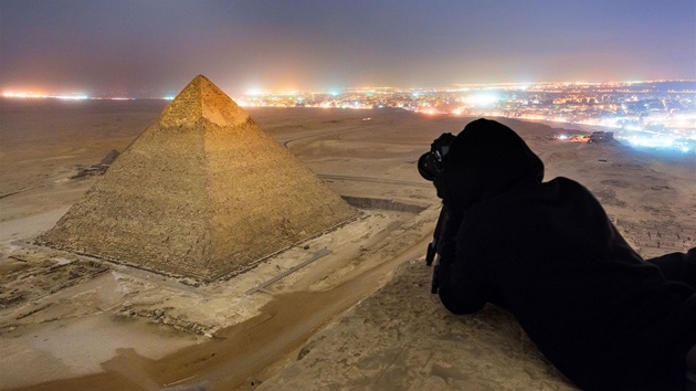 Rusk fotograf Vitalij Raskalov tajn vyplhal s nkolika kamardy na vrchol Cheopsovy pyramidy a nafotil srii snmk.