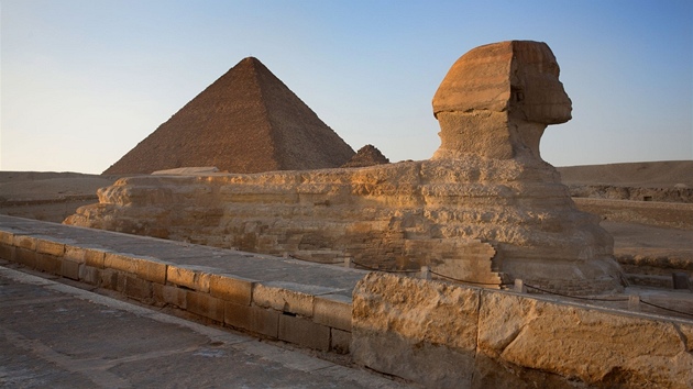 Velk sfinga v Gze, v pozad Rachefova pyramida. Snmek ruskho fotografa Vitalije Raskalova z vrcholu Cheopsovy pyramidy, kam tajn s nkolika kamardy vylezl.