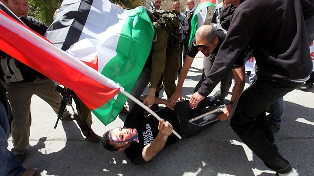 Vojci zadreli palestinsk aktivisty, kte pochodvali ulicemi Hebronu. Mezi nimi i jednoho echa. 