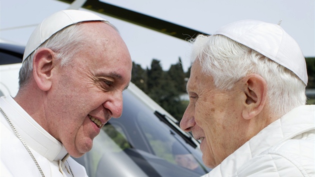 SPOLEN. Pape Frantiek se vt se svm pedchdcem papeem Benediktem XVI. 