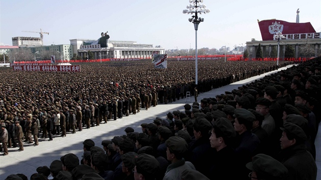 Tisice lid se sely na hlavnm pchjongjangskm nmst a vyjdily podporu svmu ldrovi. 