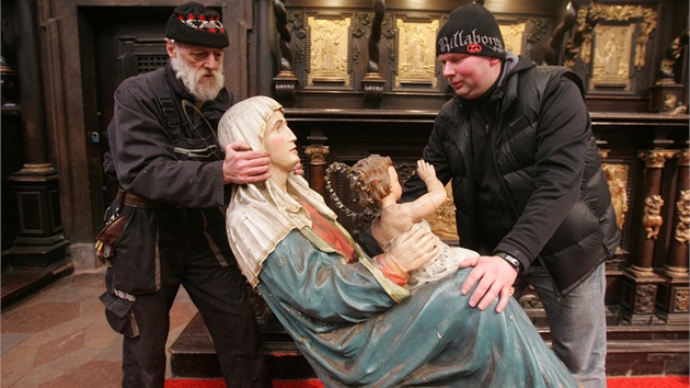 Kltern kostel sv. Vojtcha v Broumov. Sprvce Pemysl Sochor (vpravo) s pomocnkem sthuj Pannu Marii s Jezultkem, kter je soust jednoho z nejvtch betlm v kraji (21.12.2009).