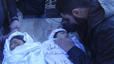 Poheb syrských dtí, které podle opozice zahynuly pi náletu vládních letadel