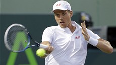 Tomá Berdych a jeho typický fohend v utkání s Richardem Gasquetem.