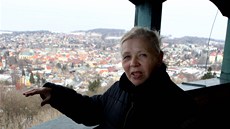 Kastelánka frýdlantského zámku Jana Pavlíková ukazuje výhled z věže. Kastelánka frýdlantského zámku Jana Pavlíková ukazuje výhled z věže.