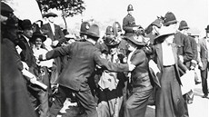 Policie brání Emmeline, Christabel a Sylvii Pankhurstovým (zleva) pedat petici