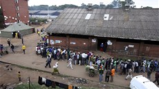 Zimbabwané v Harare ekají ped hlasovací místnosti bhem referenda o nové...
