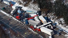 V hustém snení havarovalo na D1 pesn 231 aut - Provoz na spojnici Prahy a Brna se zastavil v obou smrech. Mnoho lidí zstalo na dálnici uvznno v kolonách. (20. bezna 2008)