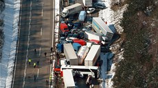 V hustém sněžení havarovalo na D1 přes sto aut. (20. března 2008) V hustém sněžení havarovalo na D1 přes sto aut. (20. března 2008)