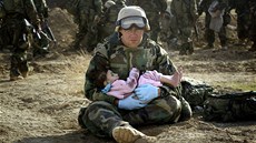 Americký zdravotník Richard Barnett drí irácké dít ve stední ásti zem....