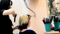 Ivana Zemanová u kadeřnice Ivana Zemanová u kadeřnice