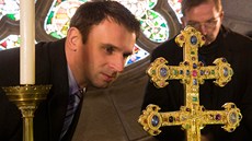 Hejtman Jiří Zimola si prohlíží Závišův kříž. Relikviář je vysoký 70 centimetrů Hejtman Jiří Zimola si prohlíží Závišův kříž. Relikviář je vysoký 70 centimetrů