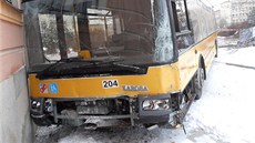 Autobus MHD projel parkem na Senováném námstí a narazil do poty. idi ml