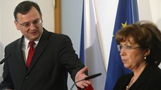 Premiér Petr Nečas s ministryní práce a sociálních věcí Ludmilou Müllerovou Premiér Petr Nečas s ministryní práce a sociálních věcí Ludmilou Müllerovou
