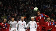 eský obránce David Limberský hlavikuje v kvalifikaním utkání proti Dánsku.