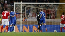 Italský útoník Mario Balotelli (tetí zprava) pijímá gratulace ke gólu v