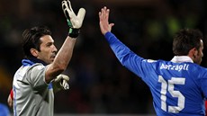 Italský branká  Gianluigi Buffon (vlevo) a stoper Andrea Barzagli v