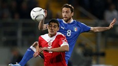 Italský záloník Claudio Marchisio (vpravo) bojuje s maltským reprezentantem