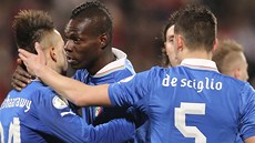 DÍKY MARIO Italové slaví gól Maria Balotelliho (druhý zleva) v kvalifikaním