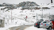 Na skládce policie našla stopy, které svědčí o tom, že dívku někdo zavraždil.... Na skládce policie našla stopy, které svědčí o tom, že dívku někdo zavraždil....