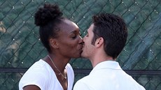 Venus Williamsová randí s kubánským modelem Eliem Pisem. Venus Williamsová randí s kubánským modelem Eliem Pisem.