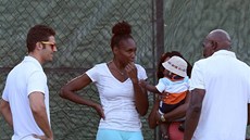 Venus Williamsová mla na tréninku i svého malého bratíka.