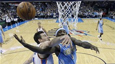 V ostrém souboji pod košem Nick Collison z Oklahomy (vlevo) a Ty Lawson z V ostrém souboji pod košem Nick Collison z Oklahomy (vlevo) a Ty Lawson z