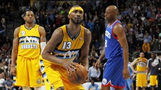 Corey Brewer z Denveru se v utkání s Philadelphií chystá na trestný hod. Corey Brewer z Denveru se v utkání s Philadelphií chystá na trestný hod.