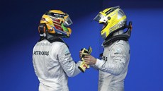 Lewis Hamilton a Nico Rosberg z Mercedesu v cíli Velké ceny Malajsie.