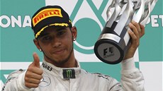 Lewis Hamilton slaví tetí místo ve Velké cen Malajsie.