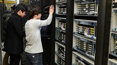 Technici z jihokorejské televizní společnosti KBS prohlížejí server po Technici z jihokorejské televizní společnosti KBS prohlížejí server po