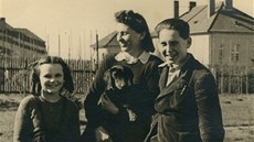 Paní Orská s dtmi na zahrad jejich domu V Tejnecku. Otec rodiny Josef
