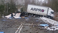 Po nehod kamionu u Dolního andova silnici zasypaly prázdné pivní lahve.