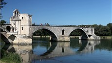 Slavný most v Avignonu koní v plce eky, zbytek strhla povode.